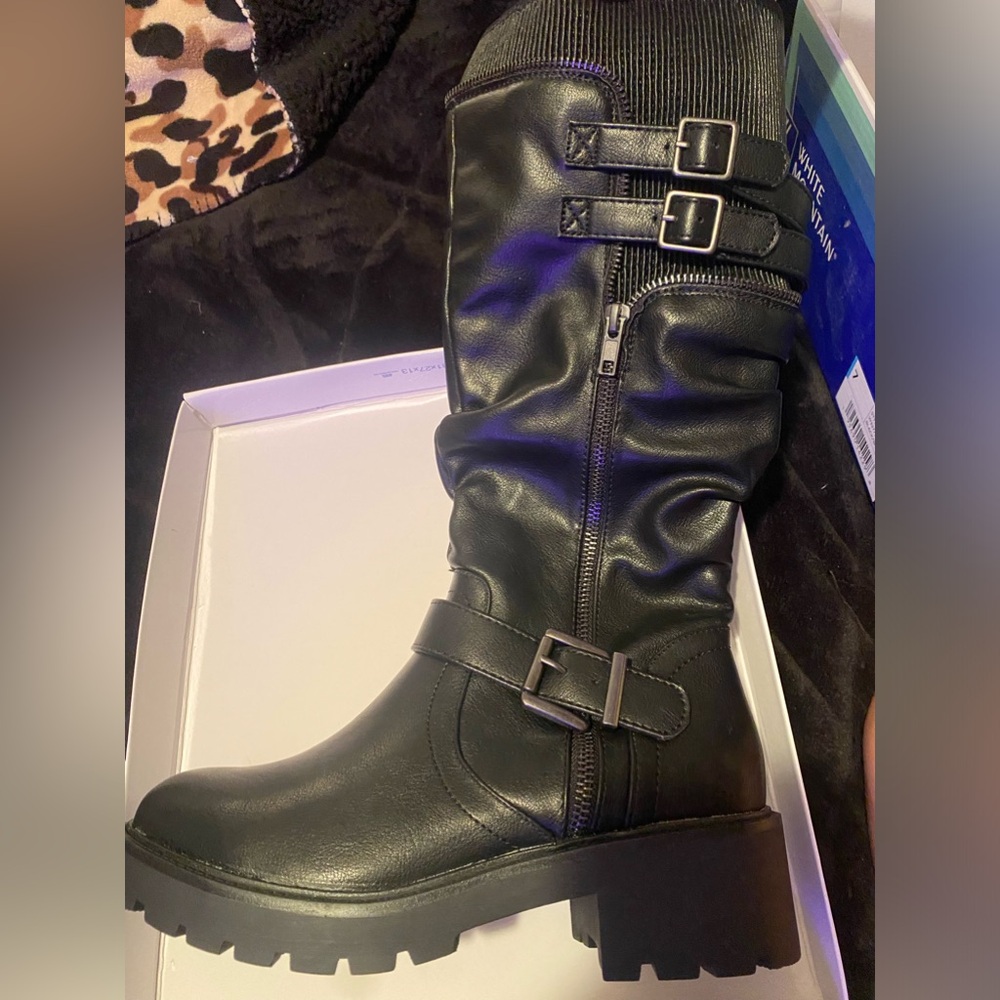Black boots size 7. New in box. Never worn